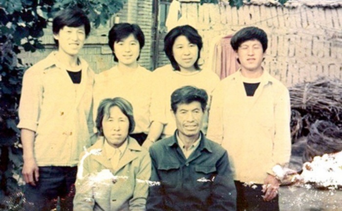 Cei şase membri ai familiei lui Chen Yunchuan, dintre care cinci au murit ca urmare a persecuţiei împotriva Falun Gong în China. Chen Shulan, a doua de la dreapta în spate, a suferit recent două fracturi vertebrale după ce a fost reţinută şi este declarată a fi în imposibilitatea de a merge (Minghui.org)