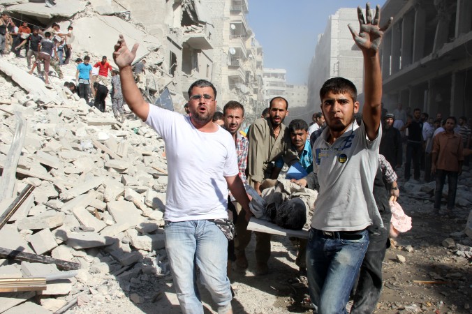Sirieni evacuând victime ale unui bombardament efectuat de forţele regimului, 26 august 2013 (ABO AL-NUR SADK / AFP / Getty Images)