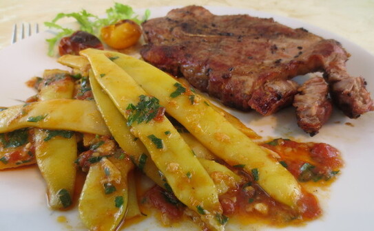 Fasole verde cu usturoi şi carne de porc la grătar (Maria Matyiku / Epoch Times)