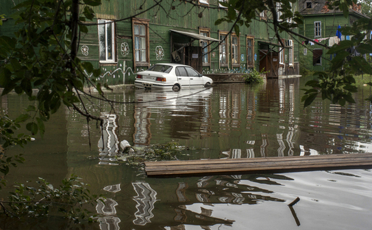 Rusia: În regiunea râului Amur sunt sub apă mai mult de 120 de oraşe şi 530 km de drumuri. Alarma contină pe parcursul râului care a ajuns la 7 metri de înălţime iar cca. 100.000 de persoane au fost strămutate (IGOR CHURAKOV / AFP / Getty Images)