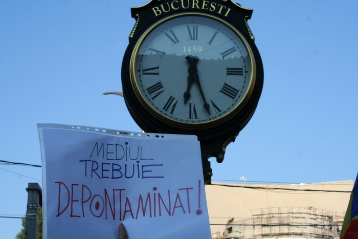 Revoluţia începe la Roşia Montană - Proteste în Piaţa Universităţii pe 1.09.2013. Protestanţii au pornit într-un marş neautorizat până la guvern.
