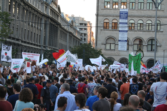 Revoluţia începe la Roşia Montană - Proteste în Piaţa Universităţii din Bucureşti pe 1.09.2013. Protestatarii au pornit într-un marş neautorizat până la guvern. (Gela Lazăr/Epoch Times)
