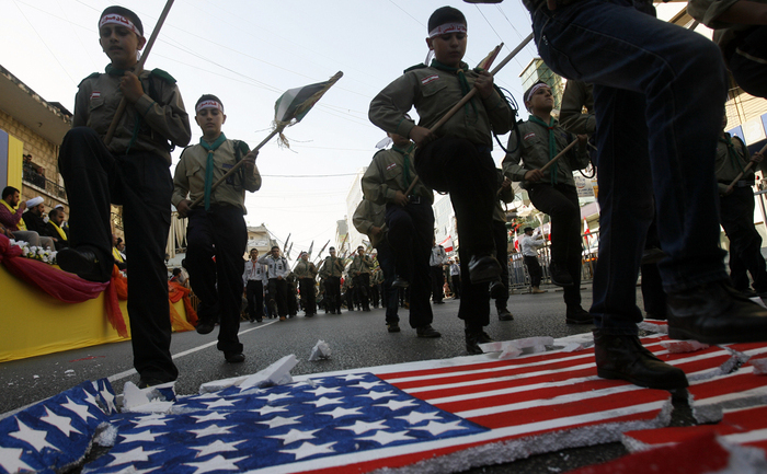 Tineri militanţi Hezbollah calcă pe steagul Statelor Unite, 1 august 2013. (MAHMOUD ZAYYAT / AFP / Getty Images)