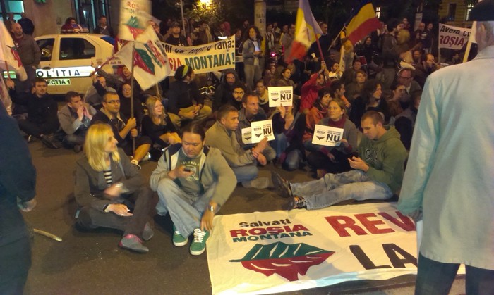 Revoluţia continuă pentru Roşia Montana - Protestatari din Cluj îşi manifestă solidaritatea - 3.09.2013