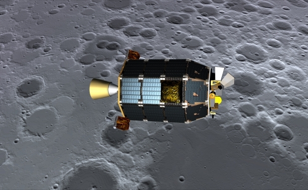 Conceptul artistic al navei spaţiale LADEE  văzut orbitând aproape de suprafaţa Lunii