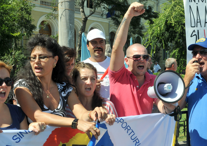 Protest al sindicaliştilor din transportul public ( Uniunea Sindicatelor libere Metrou), faţă de nerespectarea contractelor colective de muncă. Piaţa Victoriei, Guvernul României, 05.septembrie 2013