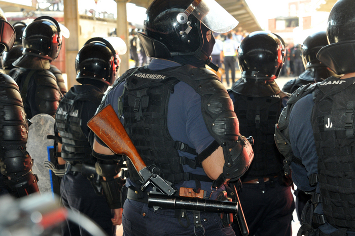 Jandarmi şi suporteri unguri în Gara de Nord