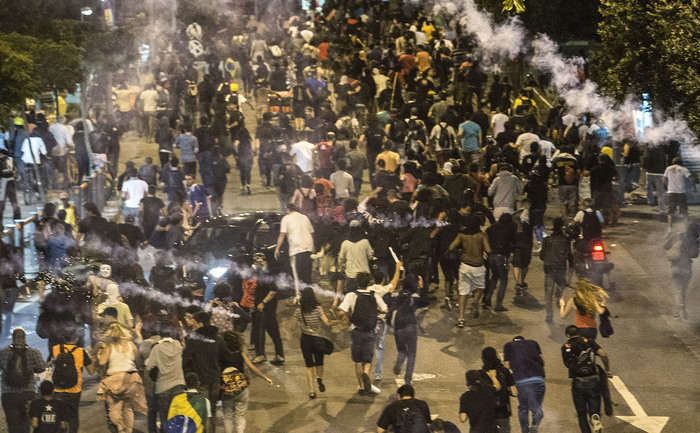 Brazilienii au ieşit, sâmbătă, în stradă pentru a participa  la  proteste chiar de Ziua Independenţei ţării. Poliţia a răspuns cu gaze lacrimogene, Rio de Janeiro, 7 sept. 2013. (YASUYOSHI CHIBA / AFP / Getty Images)