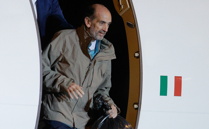 
Jurnalistul italian Domenico Quirico şi belgianul Pierre Piccinin (nu se vede în fotografie), ambii răpiţi în Siria la începutul lunii aprilie, coboară din avion, la 9 septembrie 2013, la aeroportul militar Ciampino din Roma.