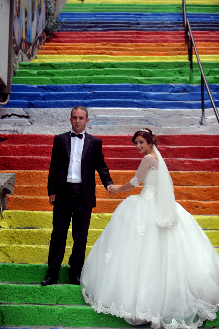 Un cuplu proaspăt căsătorit se pozează pe scarile din cartierele Cihangir şi Findikli la 31 august