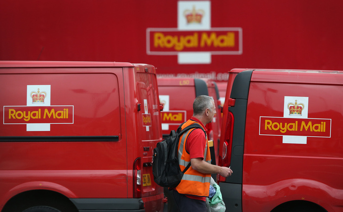 
Marea Britanie, Londra - 12 septembrie, 2013: Un muncitor trece pe lângă un rând de autoutilitare de la biroul de sortare Mount Pleasant în Londra. Royal Mail va fi privatizată în următoarele câteva săptămâni, a anunţat Guvernul.