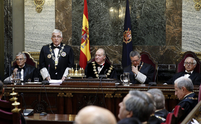 Gonzalo Moliner (2 S), preşedintele Curţii Supreme, rosteşte un discurs lângă Eduardo Torres-Dulce, procuror general de stat, Regele spaniol Juan Carlos (C) şi Ministrul Justiţiei, Alberto Ruiz Gallardon (2 D) şi magistratul Calderon Cerezo la începutul anului juridic la Curtea Supremă de Justiţie din Madrid, 16 septembrie 2013. AFP PHOTO / POOL / ANGEL DIAZ (credit foto ar trebui să citească ANGEL DIAZ / AFP / Getty Images) (ANGEL DIAZ / AFP / Getty Images)