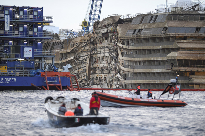 Epava navei de croaziera Costa Concordia incepe sa iasa din apa, 17 septembrie 2013, in apropierea Portului Giglio. (ANDREAS SOLARO / AFP / Getty Images)