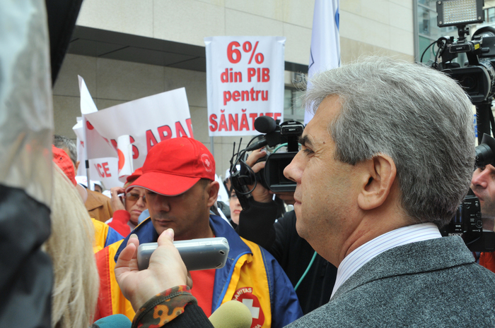 Protest şi pichetare al Sindicatelor din Sănătate, în faţa Ministerului Sănătăţii. În imagine, Eugen Nicolăescu, ministrul sănătăţii, în dialog cu protestatarii (Epoch Times România)