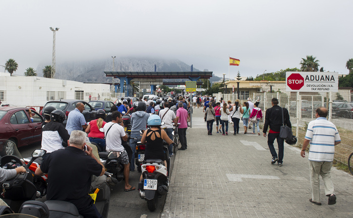 Coadă pentru a trece frontiera dintre Spania şi Gibraltar în "La Linea de la Concepcion" pe 20 septembrie 2013. (MARCOS MORENO / AFP / Getty Images)