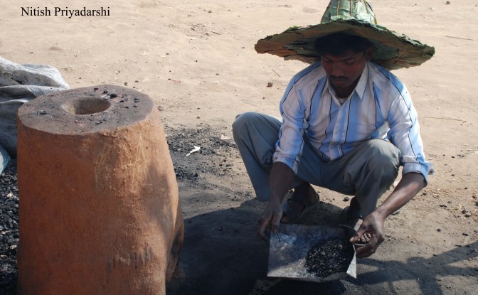 Un bărbat etnic Asur demonstrează tehnica obţinerii fierului în oraşul Ranchi din India