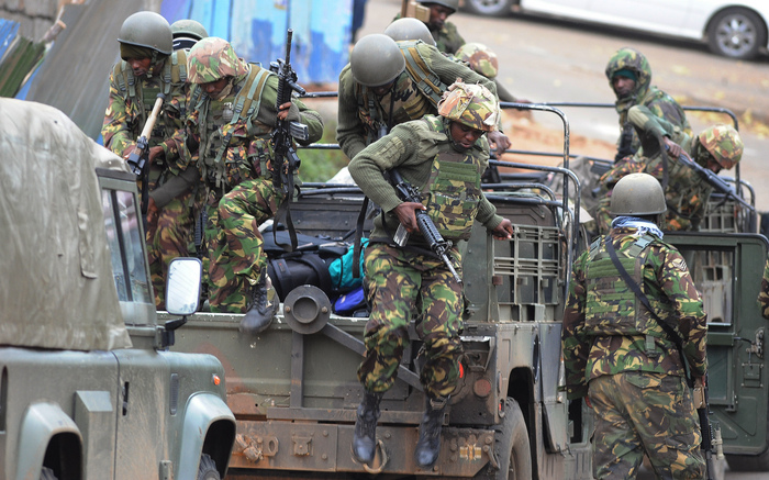 Kenya Defense Forces (KDF) intervine pentru a elibera ostaticii din Westgate mall din Nairobi pe 22 Septembrie, 2013