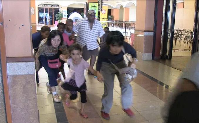 
Kenya: Imagini transmise de AFP TV în Nairobi în mall-ul Westgate