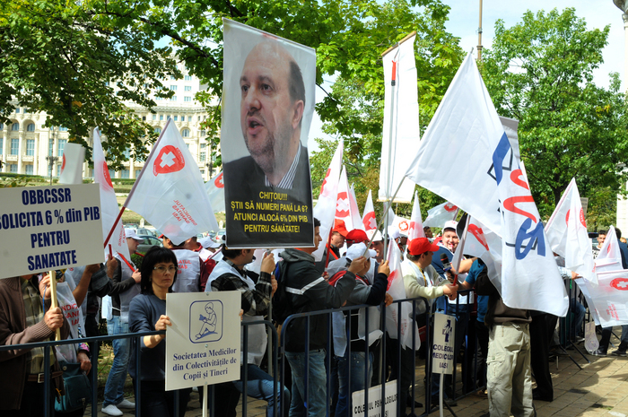 Protest al sindicaliştilor SANITAS în faţa ministerului de Finanţe, protest la care a luat parte şi Prof. Dr. Astărăstoaie (Epoch Times România)