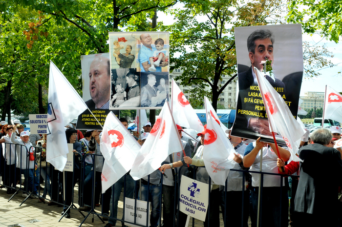 Protest al sindicaliştilor SANITAS în faţa ministerului de Finanţe, protest la care a luat parte şi Prof. Dr. Astărăstoaie