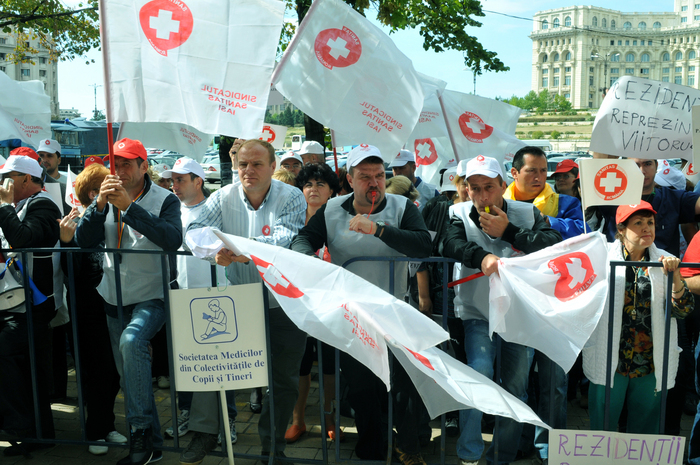 Arhivă. Protest al sindicaliştilor SANITAS în faţa ministerului de Finanţe, septembrie 2013.