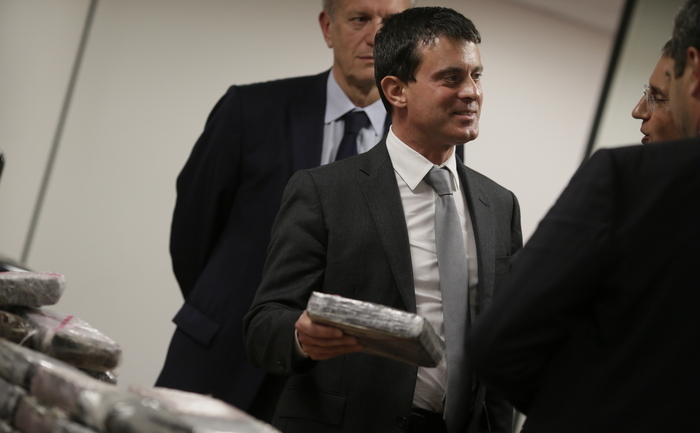 Ministrul de Interne francez Manuel Valls vorbeşte ţinând în mână un pachet de cocaină confiscat de poliţia franceză la 21 septembrie 2013, în Nanterre, France. (KENZO TRIBOUILLARD / AFP / Getty Images)