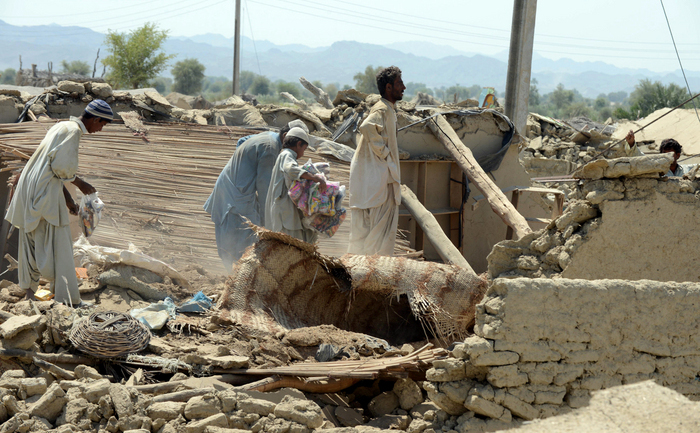Pakistan: Cutremur cu epicentrul înregistrat la o adâncime de 15 kilometri, în Awaran, unde a fost declarată starea de urgenţă. 25 Septembrie, 2013. (BANARAS KHAN / AFP / Getty Images)