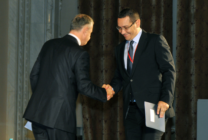 Bucharest Forum 2013. În imagine, Mircea Geoană şi Victor Ponta (Epoch Times România)