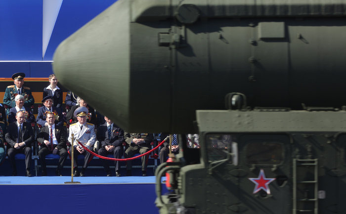 Vladimir Putin împreună cu premierul Dmitri Medvedev, asistă la parada de 9 mai, Moscova. În imagine se poate vedea o rachetă balistică intercontinentală Topol