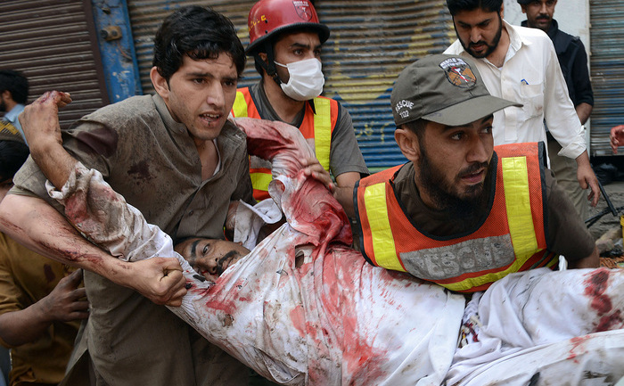 Atentat sinucigaş - o maşină cu 200 kg de explozibil detonată de un radical islamic lângă bazarul Kissa Khwani în Peshawar, 29 sept 2013