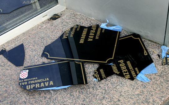 Croaţia: Veteranii de război distrug semne oficiale scrise în alfabetul chirilic sârb  September 2, 2013 în Vukovar. (- / AFP / Getty Images)