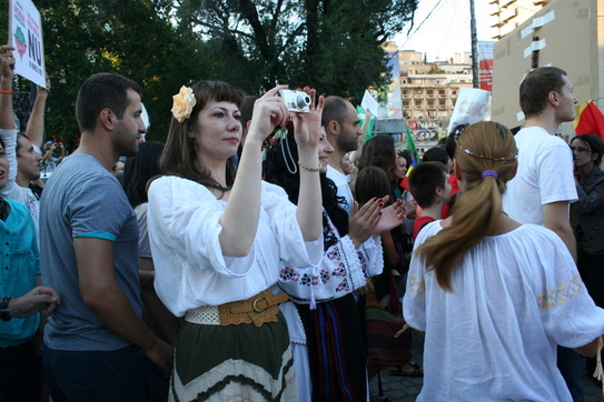Revoluţia începe la Roşia Montană - Proteste în Piaţa Universităţii pe 1.09.2013. Protestatarii au pornit într-un marş neautorizat până la guvern. (Gela Lazăr/Epoch Times)
