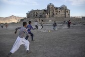Copii afgani joacă fotbal în faţa ruinelor Palatului Darul Aman din Kabul, Afganistan, 8 noiembrie 2012. (Daniel Berehulak / Getty Images)