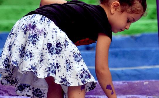 Un copil pictează scari în culorile curcubeului la 31 august 2013 în Istanbul. Scarile din cartierele Cihangir şi Findikli, care au atras atenţia după ce a fost vopsite în culorile curcubeului de către un localnic pe 27 august, au fost toate vopsite gri în noaptea de 29 august, dar ca urmare a comentariilor pe reţelele sociale, municipalitatea din Beyoglu le-a pictat imediat din nou în culorile curcubeului (OZAN KOSE / AFP / Getty Images)