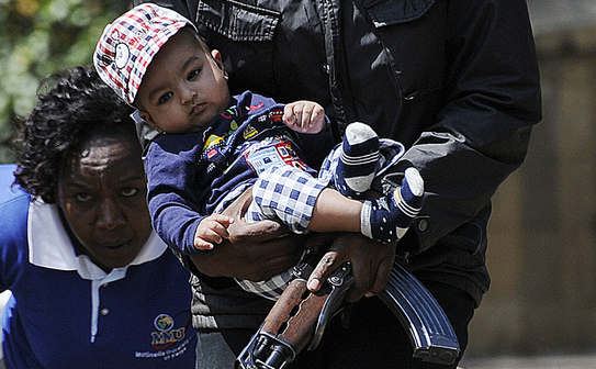 Kenya: atacu asupra Mall-ului Westgate din Nairobi, 21 septembrie 2013. (SIMON MAINA / AFP / Getty Images)