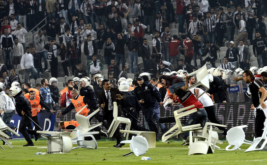 Galatasaray - Besiktas 22 septembrie 2013. (STR / AFP / Getty Images)