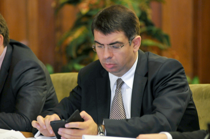 Robert cazanciuc, ministrul Justiţiei, audiat de Comisia pentru Roşia Montană. Parlamentul României, 39 septembrie 2013