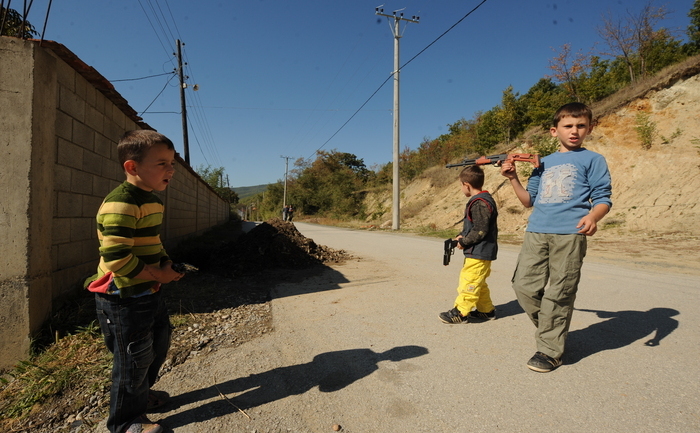 Copii albanezi joacă în satul Cabra la 18 octombrie 2011