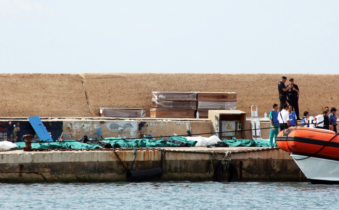 Italia, Lampedusa: Portul s-a transformat într-o morgă în aer liber (STRINGER / AFP / Getty Images)