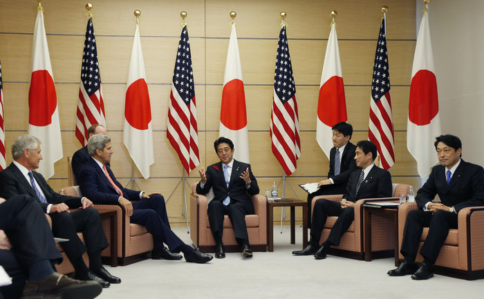 Premierul Japoniei, Shinzo Abe discutand cu Secretarul American al Apararii Chuck Hagel (s), Secretarul de Stat al USA John Kerry (al 2-lea de la stanga), Ministrul Afacerilor Externe al Japoniei Fumio Kishida (al 2-lea de la dreapta) si Ministrul japonez al Apararii Itsunori Onodera, la intalnirea lor de la residenta oficiala a premierului in Tokyo, 3 Octombrie 2013. (KOJI SASAHARA / AFP / Getty Images)