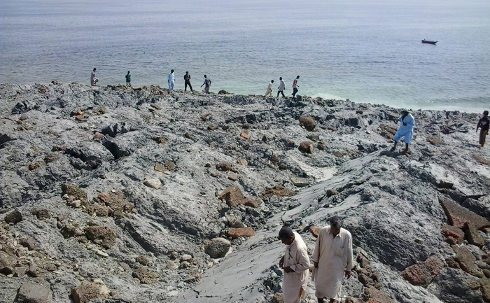 Insulă apărută în largul coastei pakistaneze după seismul de pe 24 septembrie2013