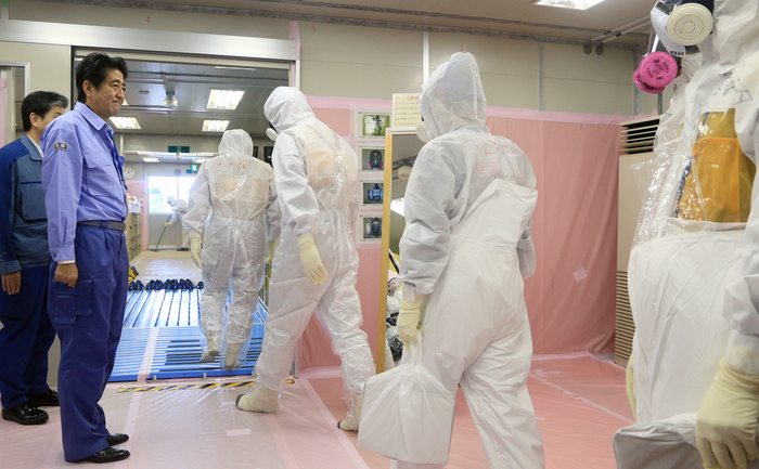 Japonia, Fukushima: Prim-ministrul Shinzo Abe (s) în centrul operaţional de la Tokyo Electric Power Co. (TEPCO), 19 Septembrie, 2013.