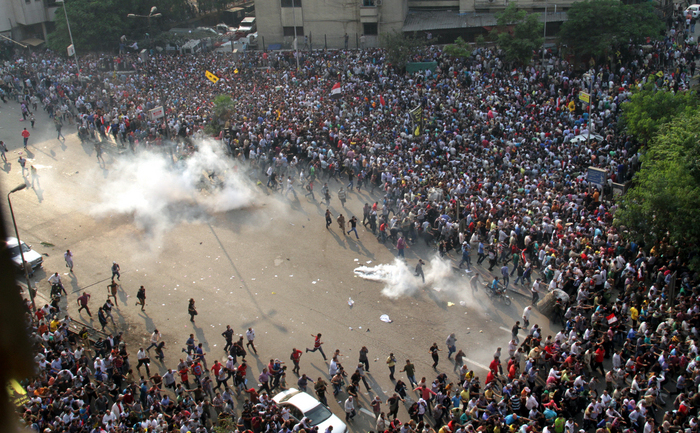 Suporterii lui Mohamed Morsi fug de gazele lacrimogene, Cairo, 6 octombrie 2013