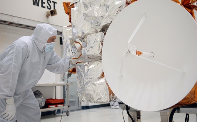 
Un tehnician NASA verifică nava spaţială Kepler în timpul unui eveniment media la Unitatea Astrotech de Operaţiuni Spaţiale din Titusville, Fla, în 2009.