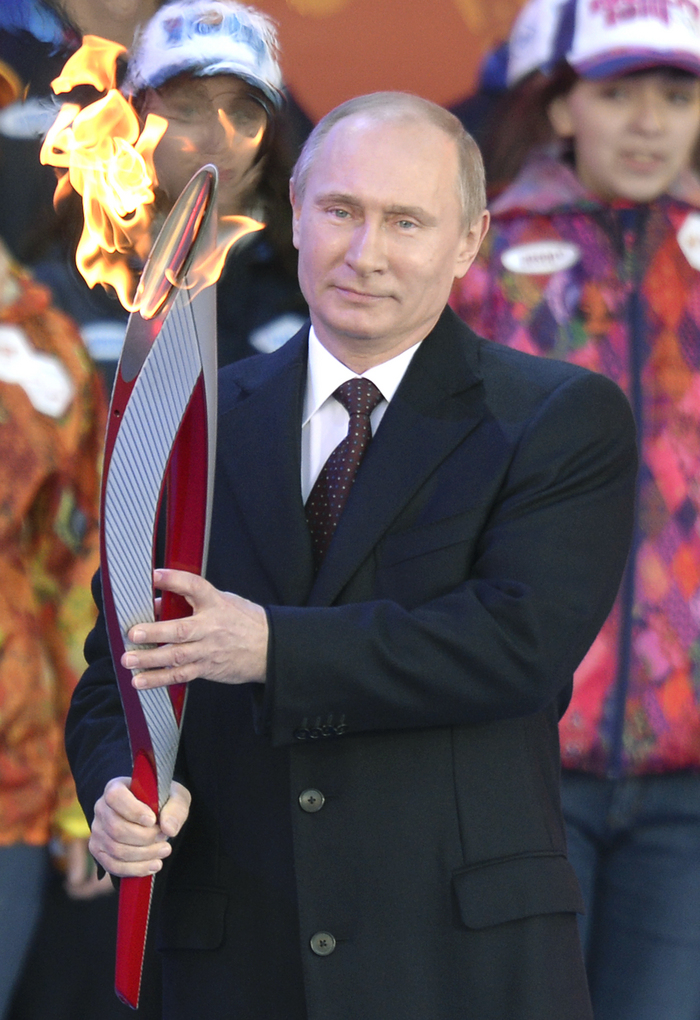 Rusia: Preşedintele Vladimir Putin ţine o torţă cu Flacăra olimpică, Moscova, 5 octombrie, 2013.