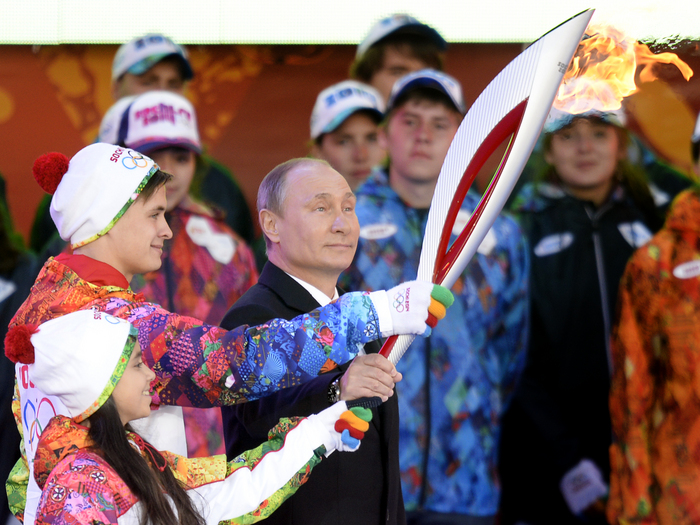 Rusia: Preşedintele Vladimir Putin ţine o torţă cu Flacăra olimpică, Moscova, 5 octombrie, 2013.