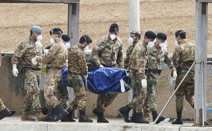 Tragedia din portul Lampedusa. Soldaţii italieni cară un cadavru, 3 octombrie 2013. (ROBERTO SALOMONE / AFP / Getty Images)