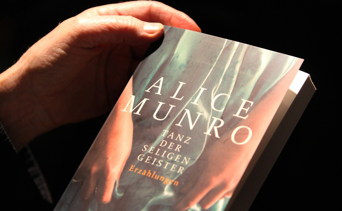 O cartea a scriitoarei Alice Munro, laureata a Premiului Nobel pentru Literatura anul acesta. (DANIEL ROLAND / AFP / Getty Images)