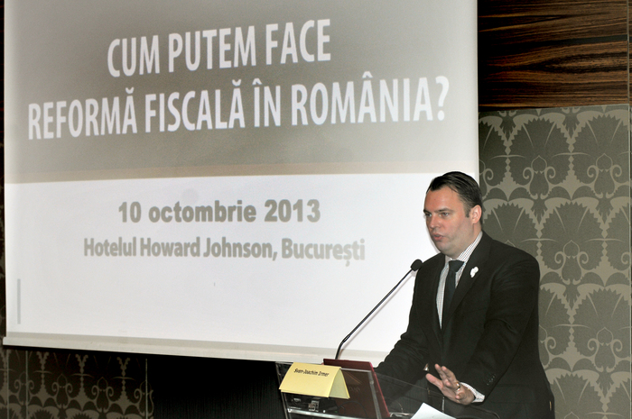 Dezbateri cu tema-”Cum putem face reforma în România?”, organizate de  ARSIT, ORTOLIBERAL şi Konrad Adenauer Stiftung, 10 octombrie 2013. În  imagine, Sven-Joachim Irmer, Director pentru România, Fundaţia Konrad Adenauer (Epoch Times România)