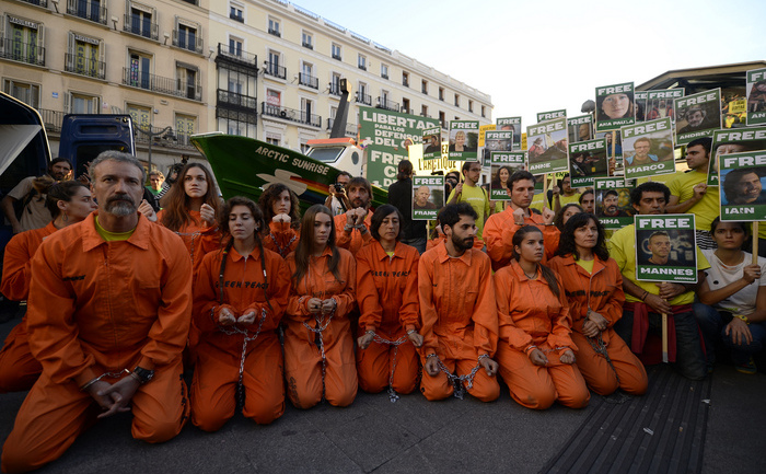 Activiştii Greenpeace protestează împotriva reţinerii celor 30 de activişti arestaţi în Rusia. (PIERRE-PHILIPPE MARCOU / AFP / Getty Images)